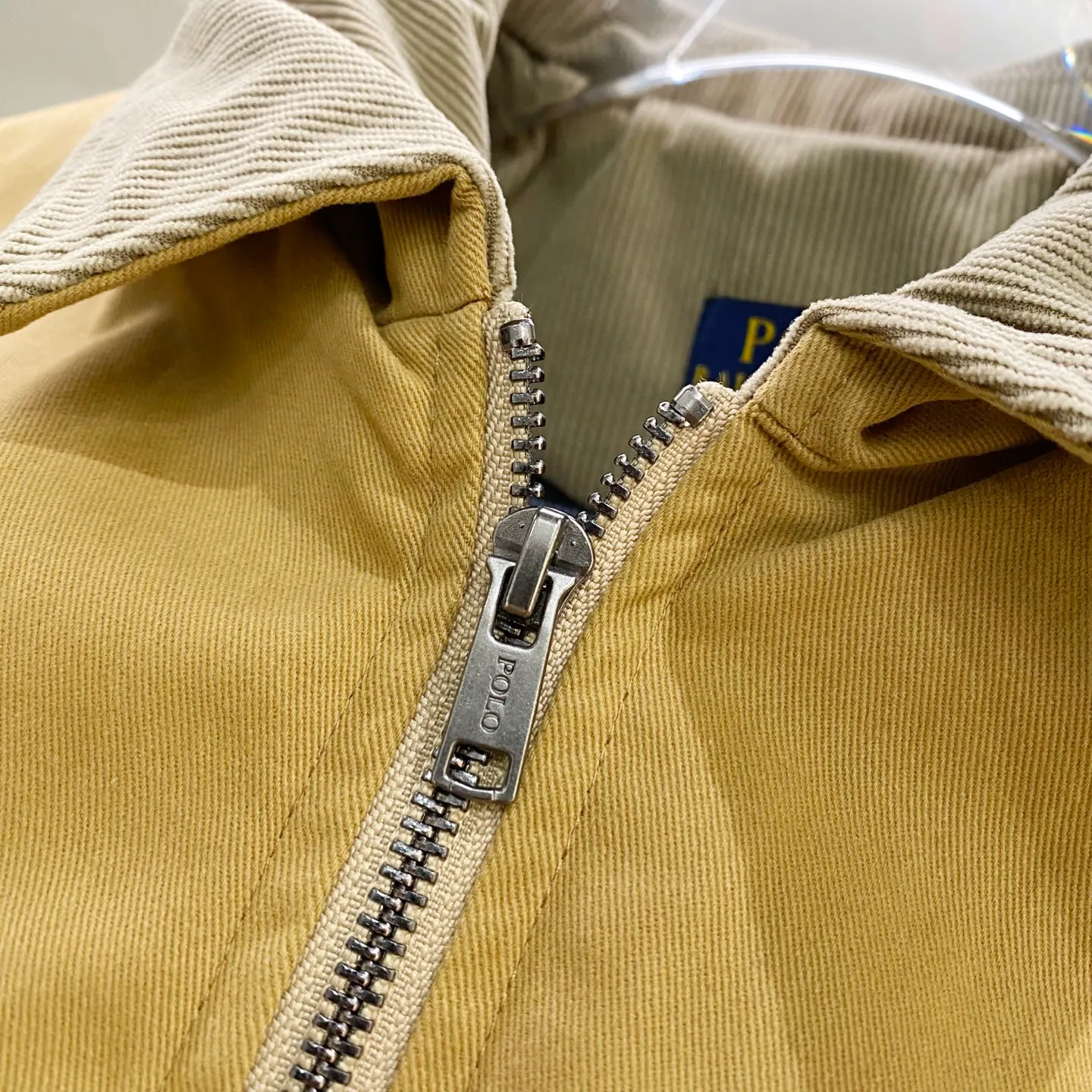 P410 RALPH LAUREN / Ralph Lauren 25 new spring work jacket. Purchase the original sample. The version is three-dimensional and stylish. It adopts multi-functional pocket design, British retro style, simple yet stylish. The pony embroidery on the chest is full and exquisite, retro but not outdated. The corduroy collar, cuffs and placket design, the upper body is full of work wear style!  Original molded custom zipper, original three-label, hangtag, and scannable QR code!  Color: Khaki, Black Size: S / M / L / XL Bust: 130 / 134 / 138 / 142 Length: 70 / 72 / 74 / 76 Shoulder Width: 59.2 / 60.4 / 61.6 / 62.8 Sleeve Length: 53 / 54 / 55 / 56